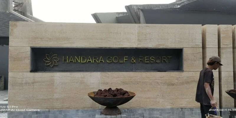 Huruf timbul kuningan